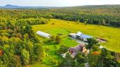 Danville (Estrie) : Domaine de 192 acres, maison de 6 chambres, plusieurs btiments, rablire