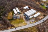 Granby (Estrie) : Ferme de 3,42 acres, production de lgumes bio, 5 serres, biomasse, quipements