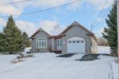 Val-des-Sources (Estrie) : Maison de ville de 4 chambres, garage attach, grand terrain de 12859 pi2