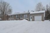 Windsor (Val-Joli Estrie) : Maison de trois chambres, garage attenant, piscine, terrain de 39 999 pi